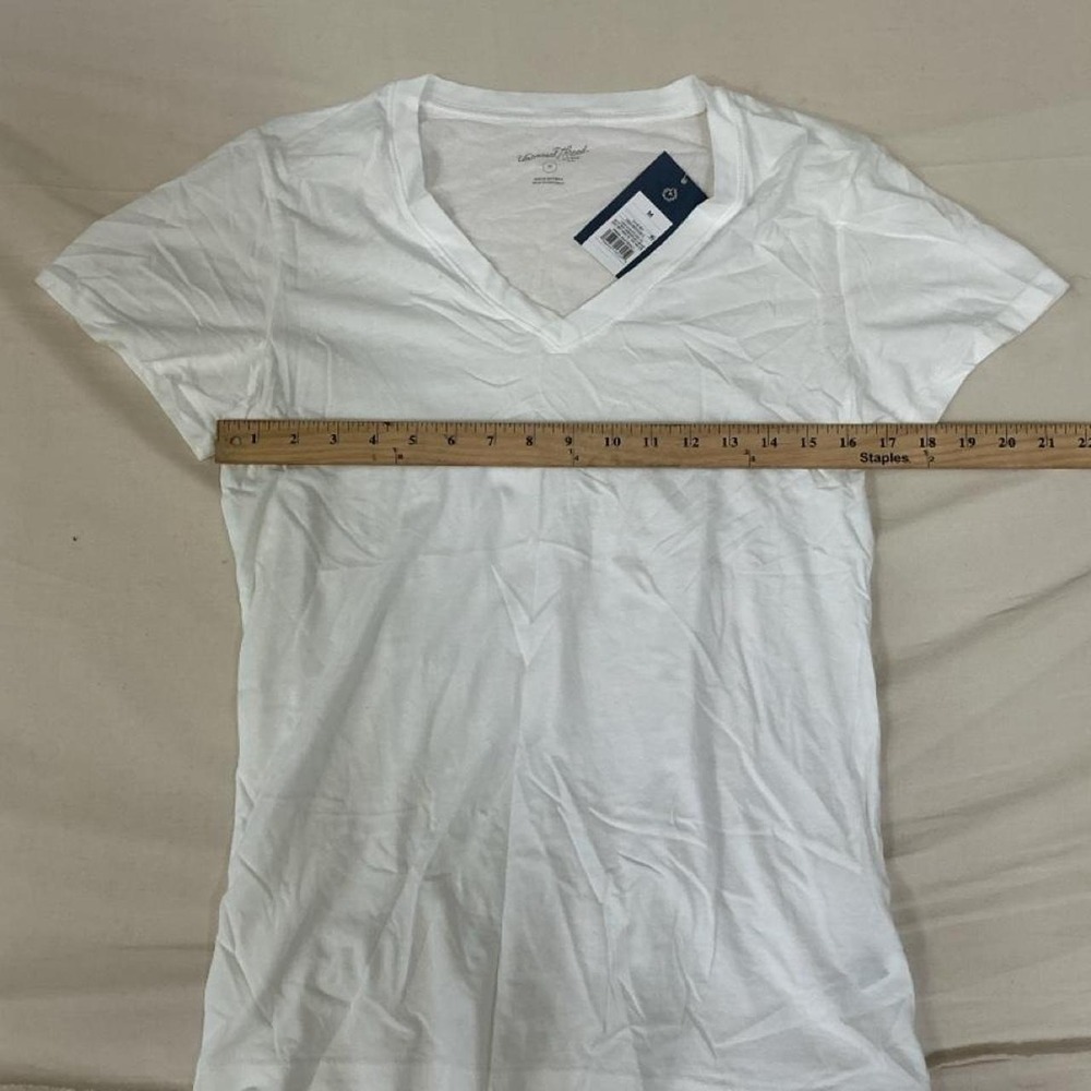 Universal Thread White V-Neck Tee – Women's Medium – NWT 🤍 - Picture 5 of 6